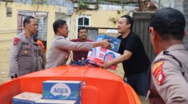 TNI Polri bagikan makanan ke warga