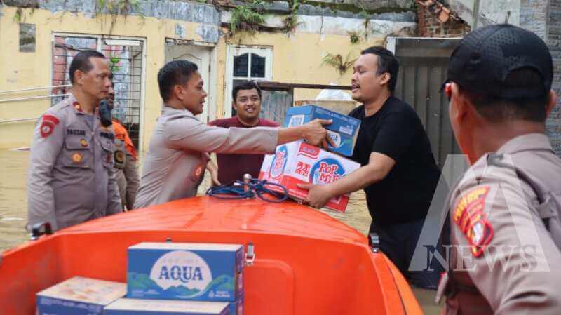TNI Polri bagikan makanan ke warga