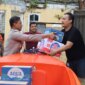 TNI Polri bagikan makanan ke warga