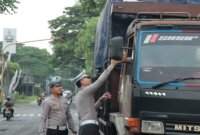 Satlantas Polres Nganjuk berbagi takjil