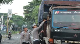 Satlantas Polres Nganjuk berbagi takjil