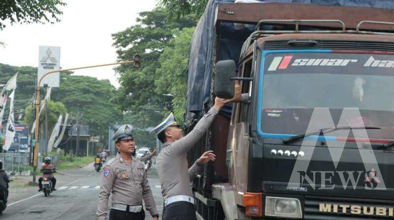 Satlantas Polres Nganjuk berbagi takjil