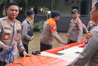 Polri evakuasi korban banjir di Bekasi dan Depok