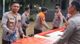Polri evakuasi korban banjir di Bekasi dan Depok