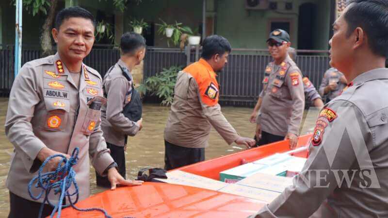 Polri evakuasi korban banjir di Bekasi dan Depok