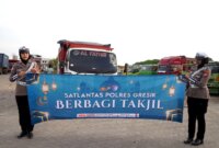Satlantas Polres Gresik berbagi Takjil
