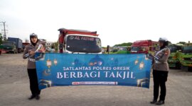 Satlantas Polres Gresik berbagi Takjil