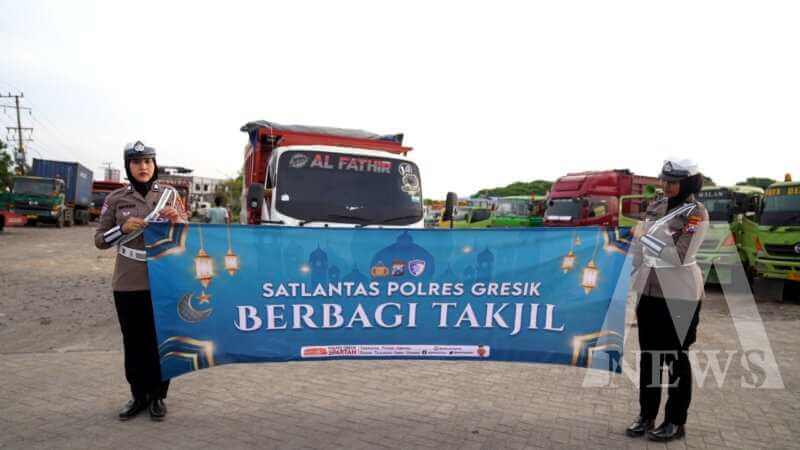 Satlantas Polres Gresik berbagi Takjil