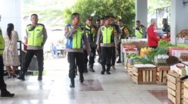 Kapolres Bojonegoro AKBP Mario Prahatinto sidak pasar tradisional