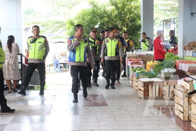 Kapolres Bojonegoro AKBP Mario Prahatinto sidak pasar tradisional