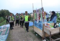 Kapolres Bojonegoro AKBP Mario Prahatinto saat Ngabuburit sambangi warga