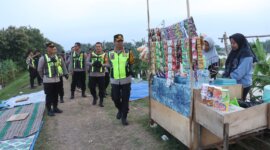 Kapolres Bojonegoro AKBP Mario Prahatinto saat Ngabuburit sambangi warga