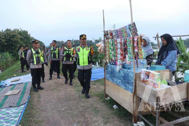 Kapolres Bojonegoro AKBP Mario Prahatinto saat Ngabuburit sambangi warga
