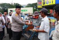 Kapolres Tanjung Perak AKBP Wiliam Cornelis Tanasale bagi takjil ke pengguna jalan