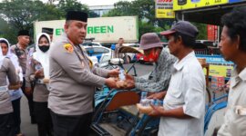 Kapolres Tanjung Perak  AKBP Wiliam Cornelis Tanasale bagi takjil ke pengguna jalan