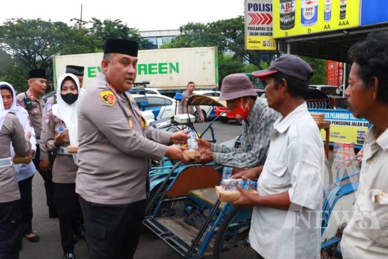Kapolres Tanjung Perak  AKBP Wiliam Cornelis Tanasale bagi takjil ke pengguna jalan