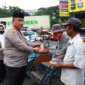 Kapolres Tanjung Perak  AKBP Wiliam Cornelis Tanasale bagi takjil ke pengguna jalan
