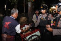 Polres Tanjung Perak berbagi sahur