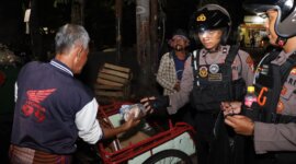 Polres Tanjung Perak berbagi sahur