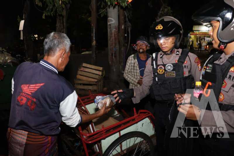 Polres Tanjung Perak berbagi sahur