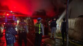 Polres dan Damkarmat tangani kebakaran gudang