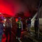 Polres dan Damkarmat tangani kebakaran gudang