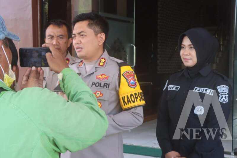 Kapolres Probolinggo AKBP Wisnu Wardana didampingi kasi Humas Iptu Vita