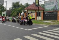 Polsek Temayang berbagi Takjil ke pengguna jalan