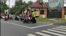 Polsek Temayang berbagi Takjil ke pengguna jalan