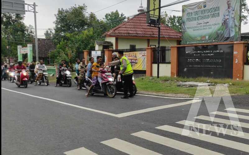 Polsek Temayang berbagi Takjil ke pengguna jalan