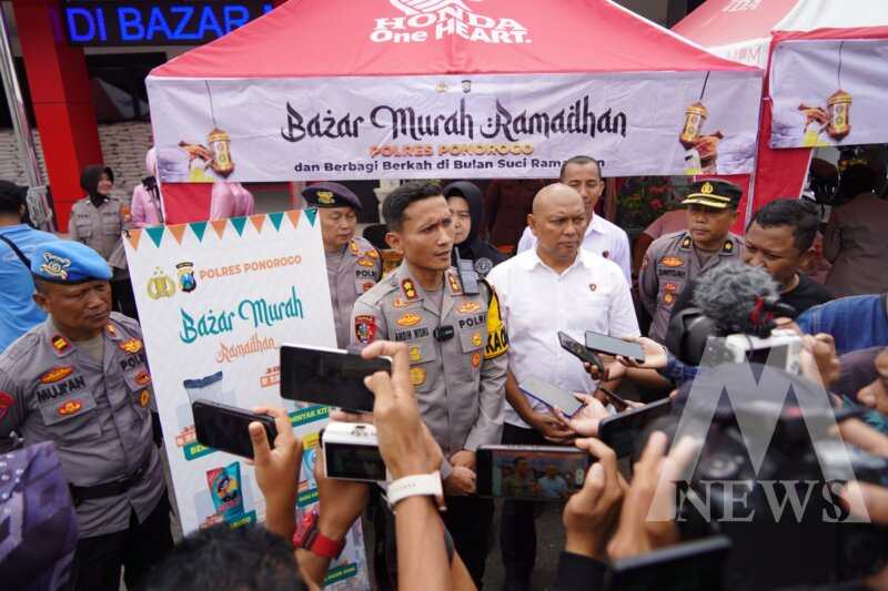 Kapolres Ponorogo AKBP Andin Wisnu gelar bazar murah Ramadhan