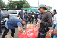 Polres Pelabuhan Tanjung Perak bagikan paket takjil