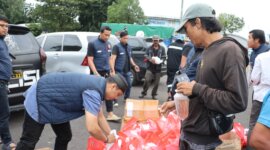 Polres Pelabuhan Tanjung Perak bagikan paket takjil