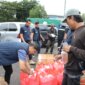 Polres Pelabuhan Tanjung Perak bagikan paket takjil