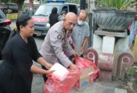 Kasi Humas Polres Nganjuk AKP Supriyanto bagikan Takjil di Terminal Anjuk Ladang