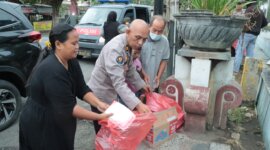 Kasi Humas Polres Nganjuk AKP Supriyanto bagikan Takjil di Terminal Anjuk Ladang