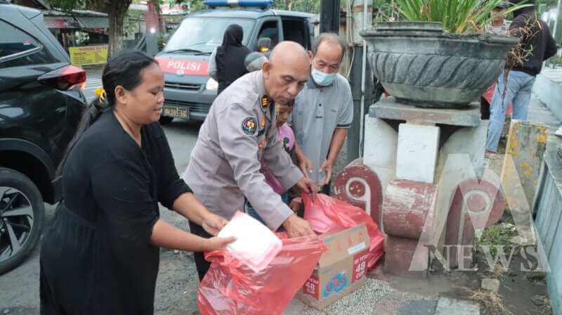 Kasi Humas Polres Nganjuk AKP Supriyanto bagikan Takjil di Terminal Anjuk Ladang