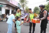 Kapolres Bojonegoro AKBP Mario Prahatinto bagi takjil gratis