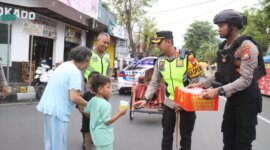 Kapolres Bojonegoro AKBP Mario Prahatinto bagi takjil gratis