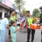Kapolres Bojonegoro AKBP Mario Prahatinto bagi takjil gratis