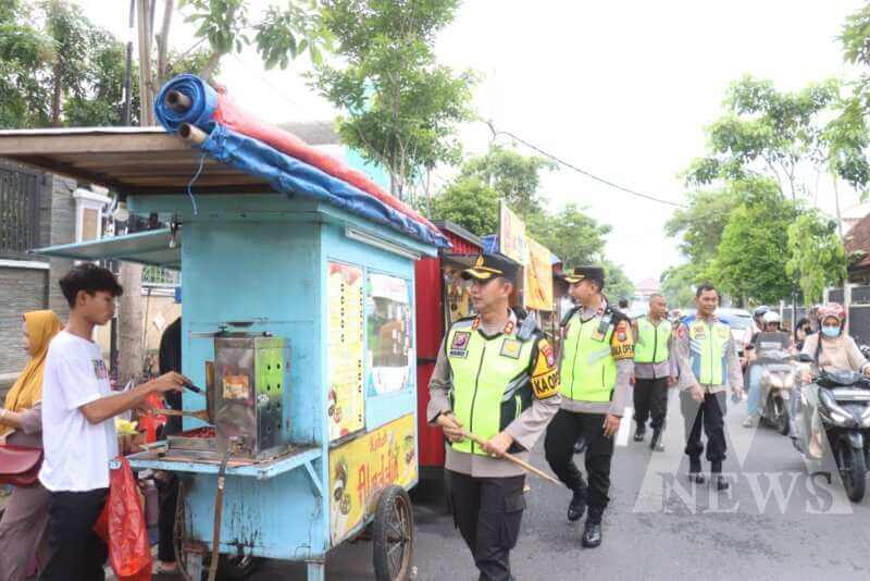 Kapolres Bojonegoro AKBP Mario Prahatinto tinjau UMKM