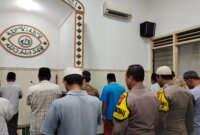 Polsek Kenjeran sholat subuh berjamaah