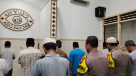Polsek Kenjeran sholat subuh berjamaah