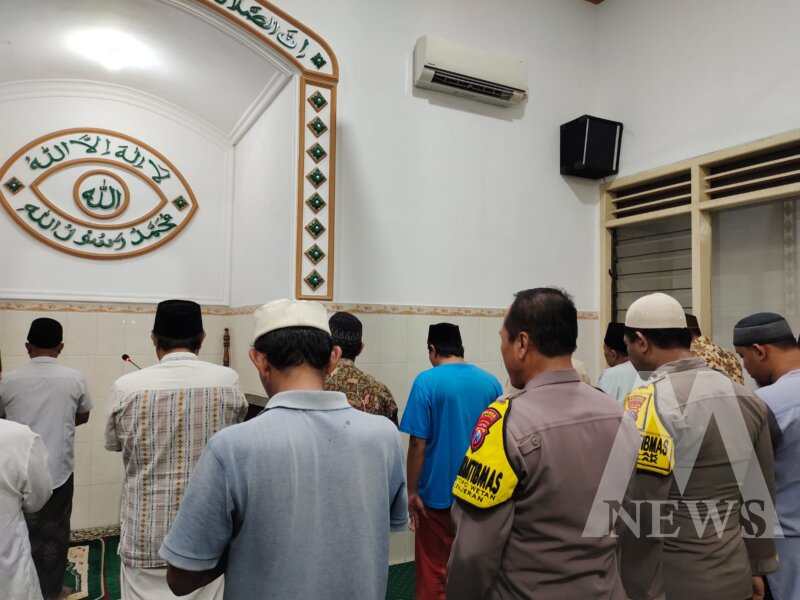 Polsek Kenjeran sholat subuh berjamaah