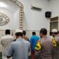 Polsek Kenjeran sholat subuh berjamaah
