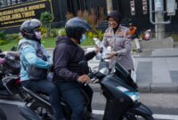 Ditlantas Polda Jatim bagi takjil