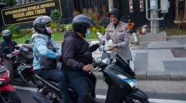 Ditlantas Polda Jatim bagi takjil