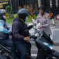 Ditlantas Polda Jatim bagi takjil