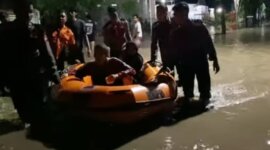 Polres Probolinggo bersama BPBD bagi makan sahur