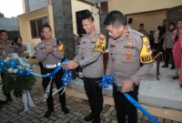 Kapolres Jember AKBP Bayu Pratama Gubunagi saat peresmian Bus SIM Keliling